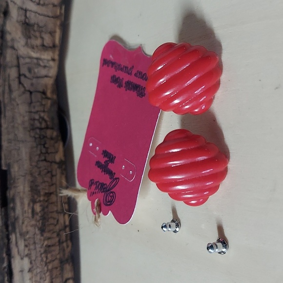 E766 Vintage Trend Red Textured Acrylic Stud Earrings - Picture 2 of 9